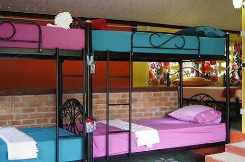 Dorm Des Fleurs Hostel Khao Lak Dış mekan fotoğraf