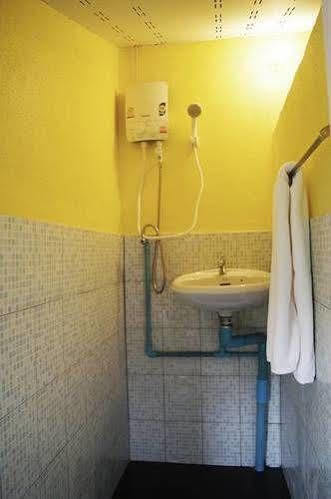 Dorm Des Fleurs Hostel Khao Lak Dış mekan fotoğraf